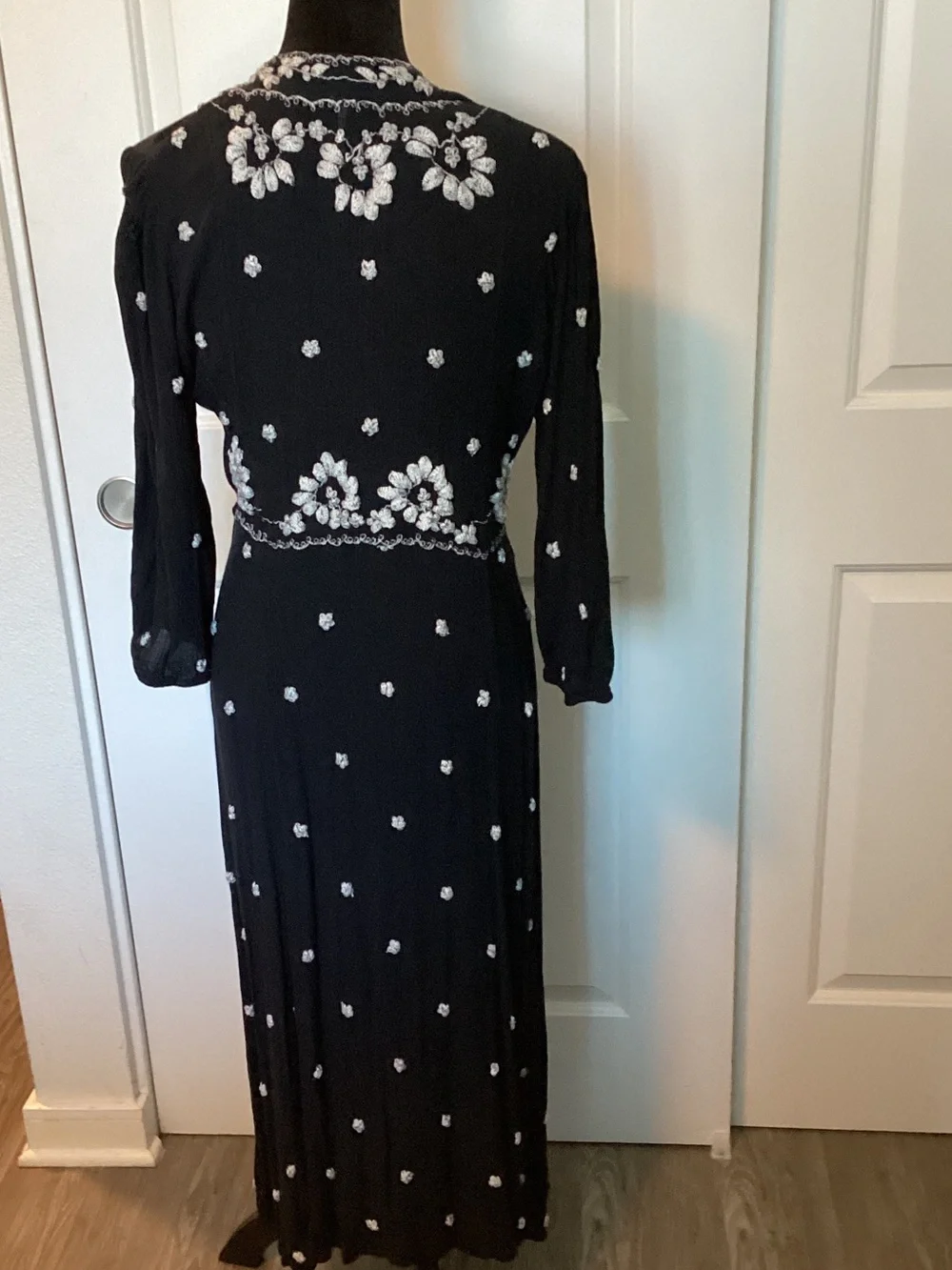 Free People Maxi Dress with White Floral Embroidery and V-Neck M - Picture 4 of 9